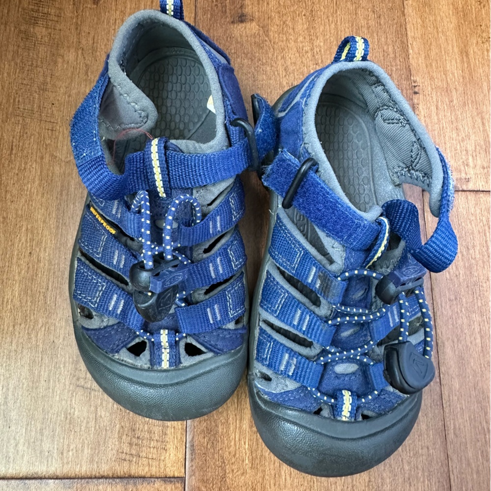 Keens Shoes size toddler 10